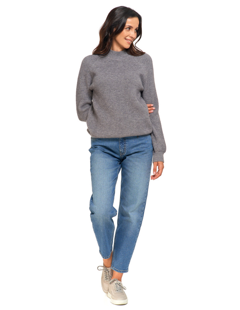 Swetry - Sweter damski z miękkiej dzianiny o luźnym kroju SZARY - produkt moraj.pl 5